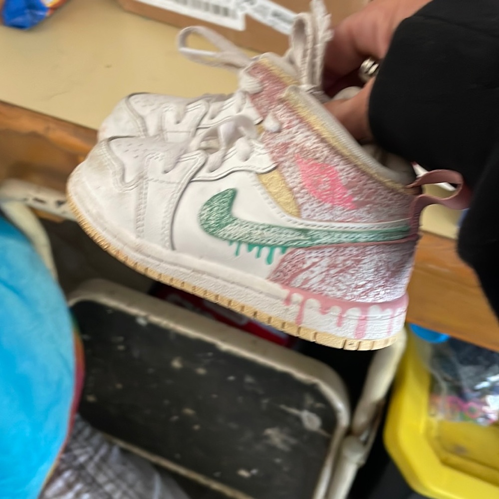Girls Nike shoes used needs new laces